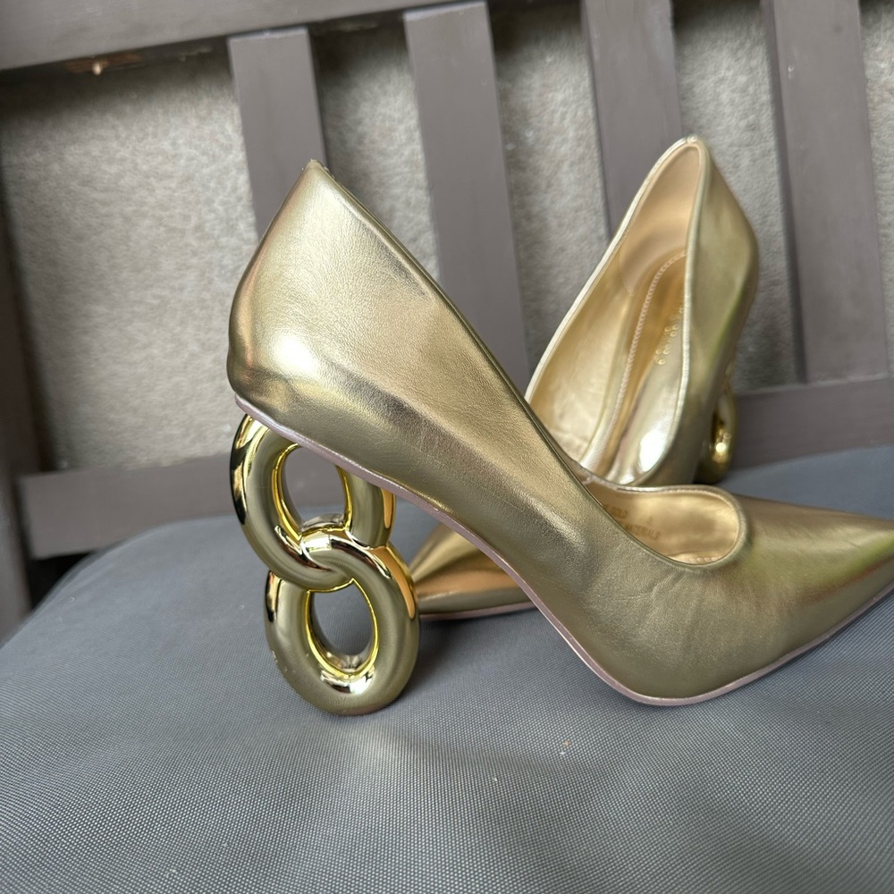 Elegant Gold Heels with Artistic Design - Picture 2 of 9